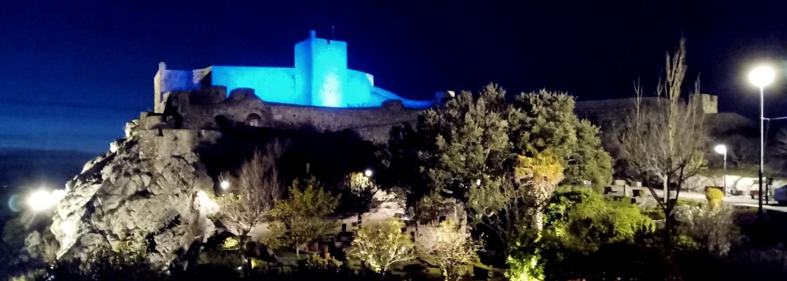 (Português) Castelo ilumina-se de azul para assinalar Mês da Prevenção dos Maus-Tratos na Inf...