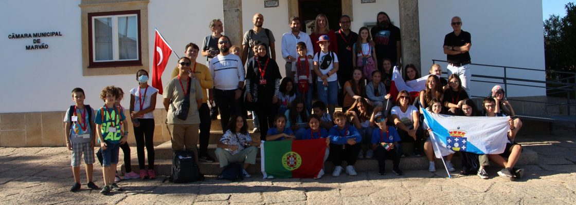 Jovens estudantes do programa Erasmus+ em visita à vila de Marvão