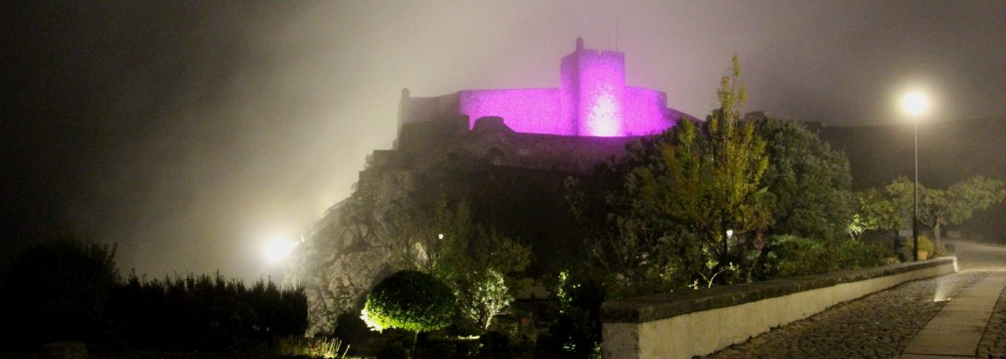 (Português) Castelo de Marvão iluminado no “Outubro Rosa”