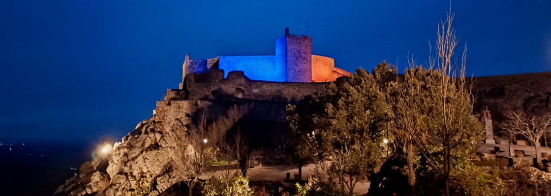 (Português) Castelo de Marvão iluminado em solidariedade com o povo ucraniano