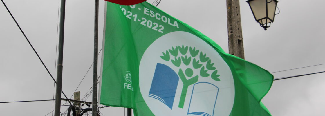 (Português) Bandeira Verde do programa Eco-Escolas hasteada em Santo António das Areias