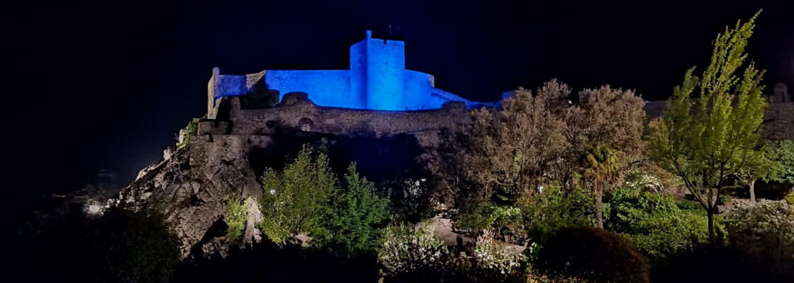 Castelo iluminado de azul para assinalar Mês da Prevenção dos Maus-Tratos na Infância