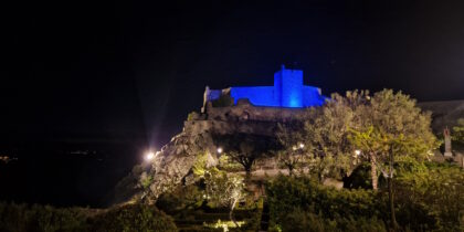 Castelo iluminado de azul para assinalar Mês da Prevenção do Maus Tratos na Infância
