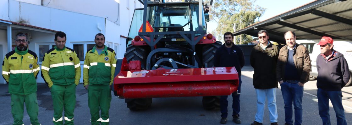 Equipa de sapadores florestais com novo destroçador descentrável