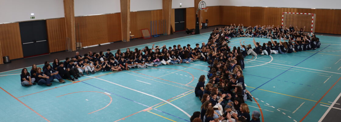Mês da Prevenção dos Maus-Tratos na Infância assinalado com Laço Azul Humano
